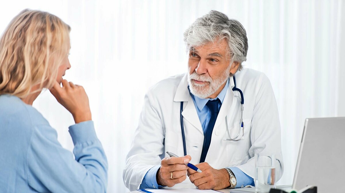Arzt im Gespräch mit einer Patientin