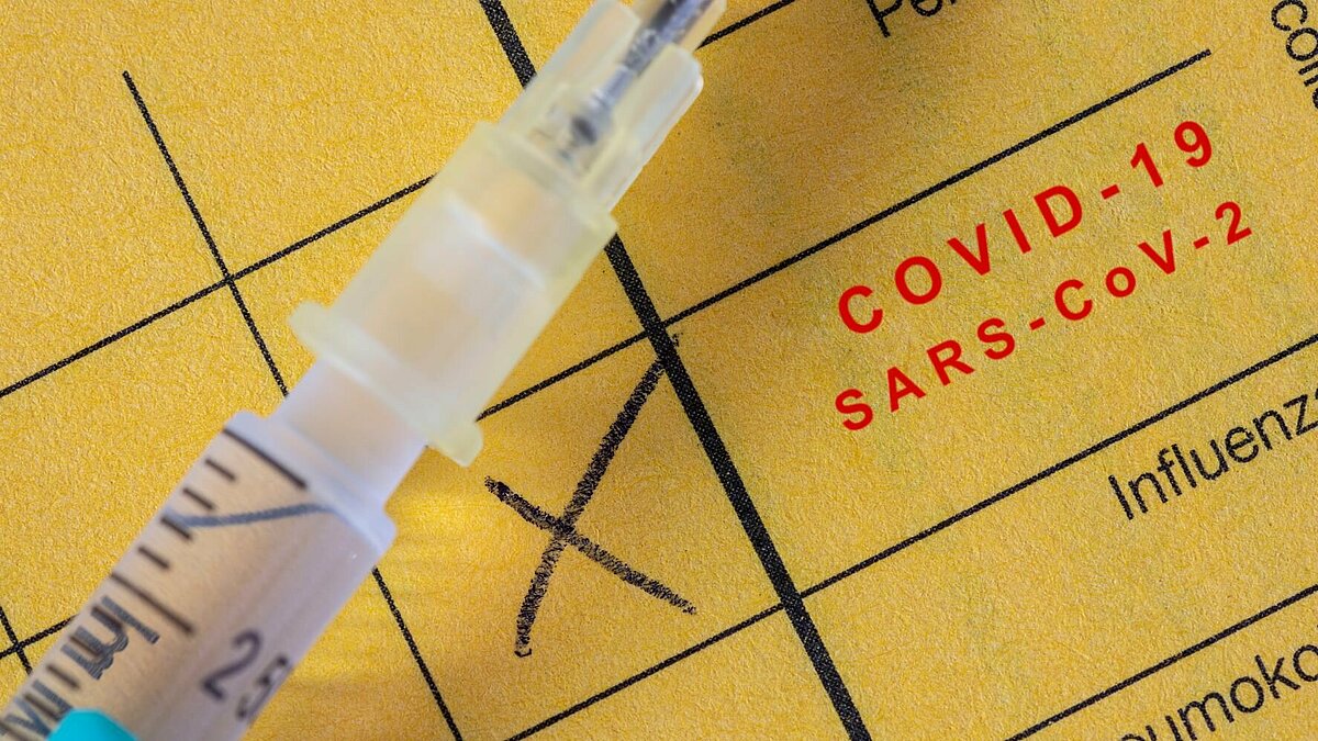 Bild eines Impfpasses mit Eintrag einer Anti-Corona-Impfung
