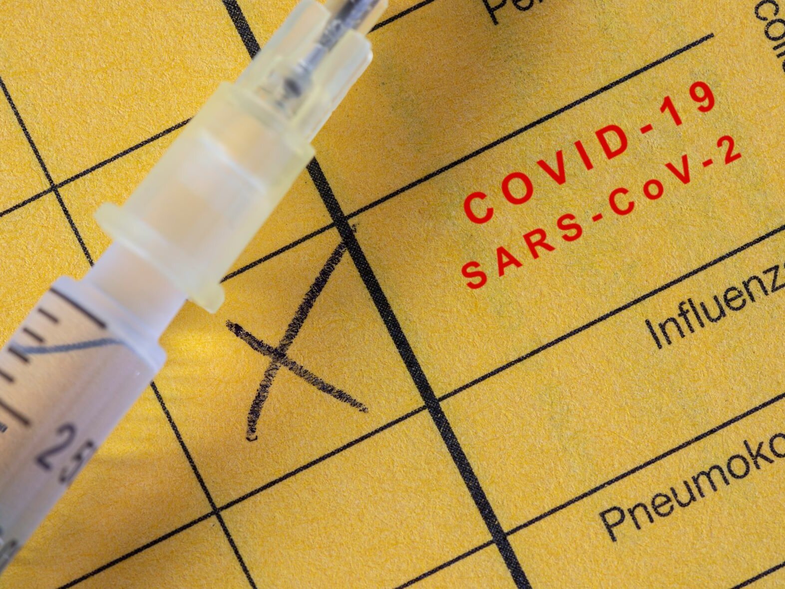 Bild eines Impfausweises mit eintrag einer Anti-Corona-Impfung